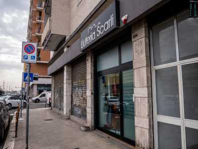 Salutiamo la donna e ci spostiamo in via Capruzzi 304, dove si trova la Liuteria Scarli dell�andriese Emanuele Fabio Fortunato